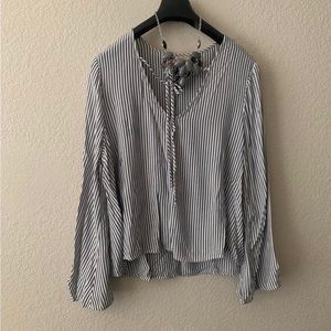 Striped shirt and necklace can separate..